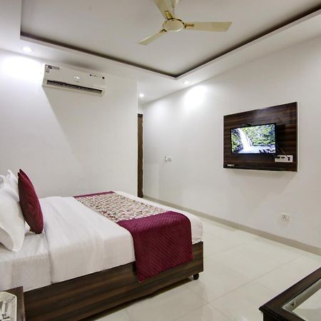 Hotel Devrana Delhi Airport Ню Делхи Екстериор снимка