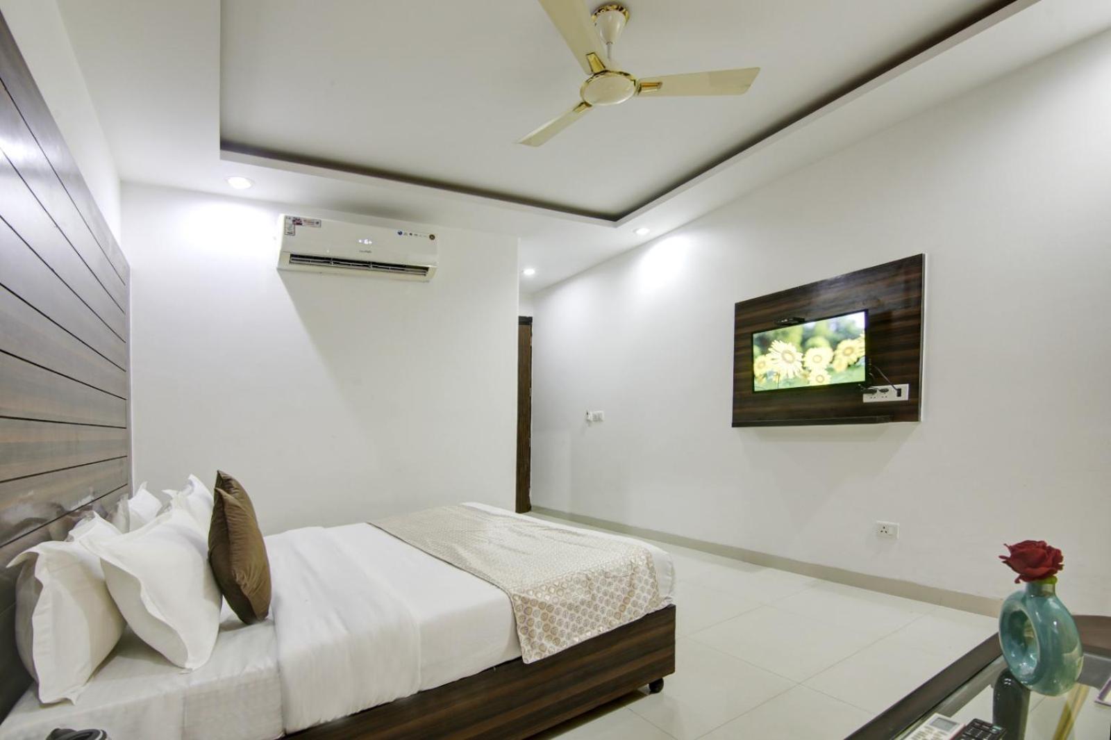 Hotel Devrana Delhi Airport Ню Делхи Екстериор снимка
