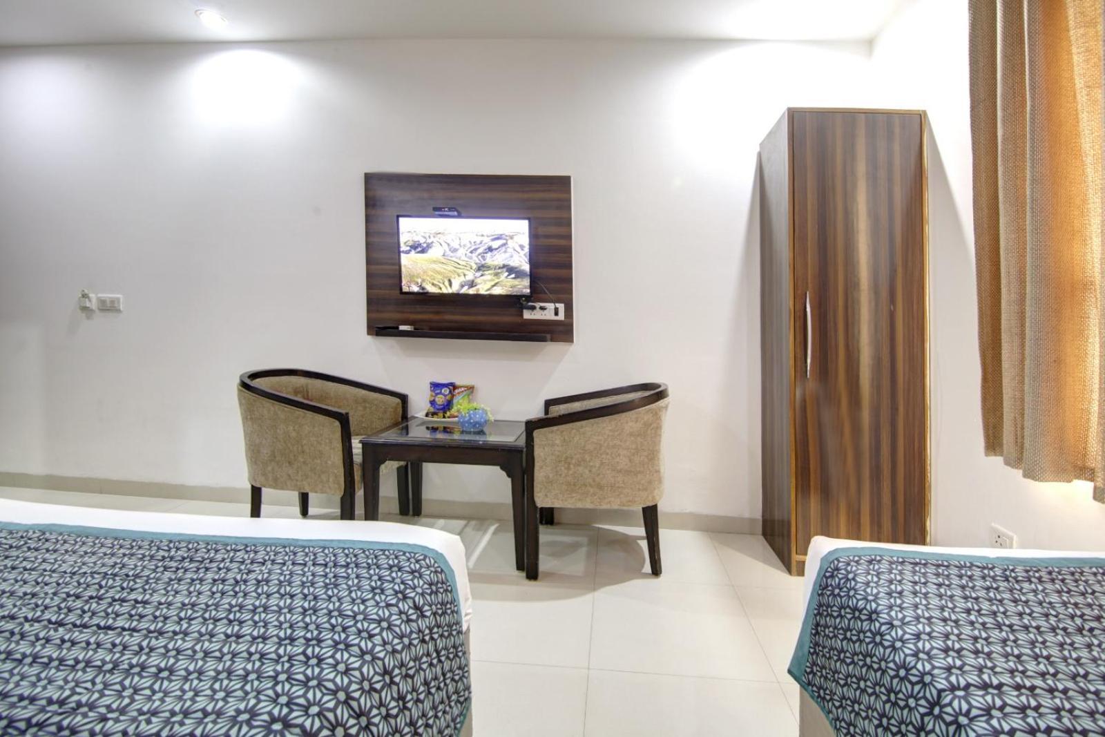 Hotel Devrana Delhi Airport Ню Делхи Екстериор снимка