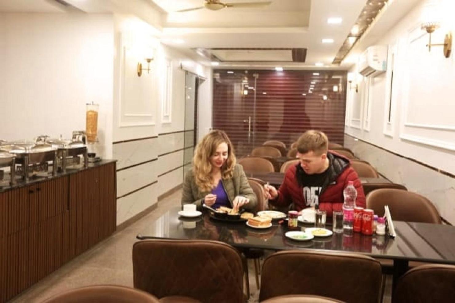 Hotel Devrana Delhi Airport Ню Делхи Екстериор снимка