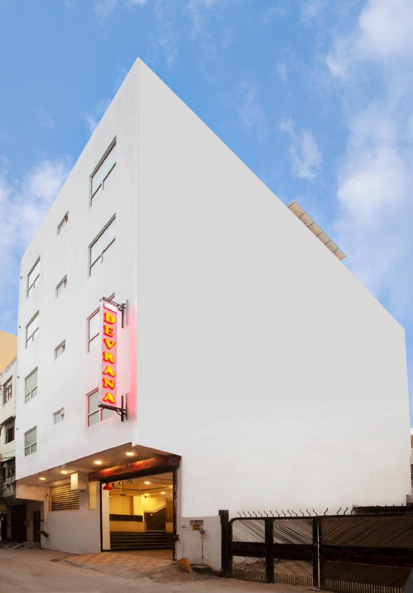 Hotel Devrana Delhi Airport Ню Делхи Екстериор снимка